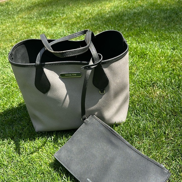 Michael Kors  Reversible Tote. Little handle wear ,otherwise good condition - Picture 1 of 4